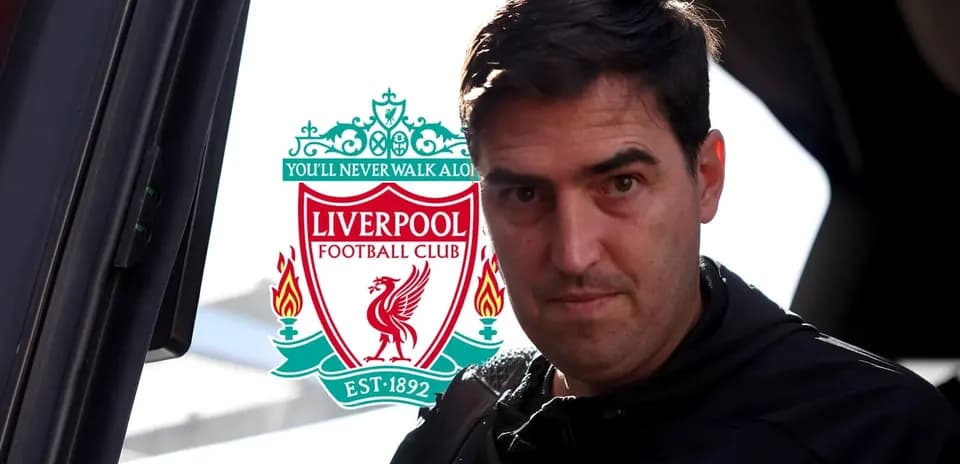 Entrenador de Liverpool frente al autobús del equipo