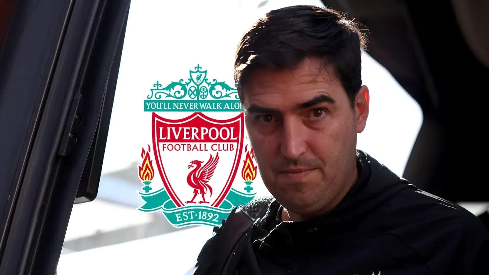 Entrenador de Liverpool frente al autobús del equipo