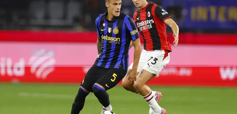 Jugador de Inter driblando a defensor de AC Milan