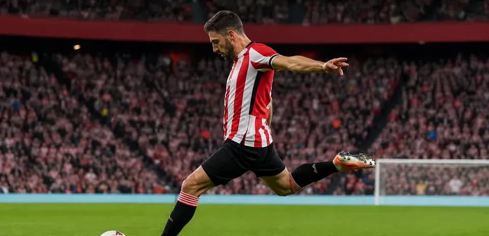 Jugador lanzando un tiro libre en el campo