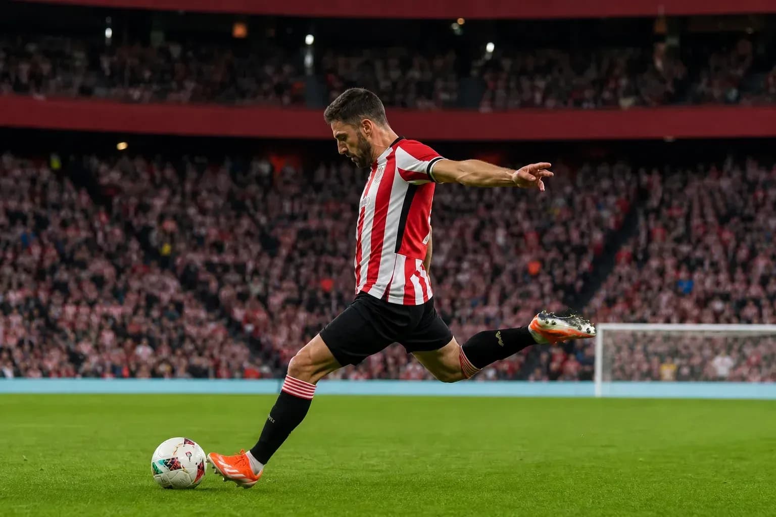Jugador lanzando un tiro libre en el campo