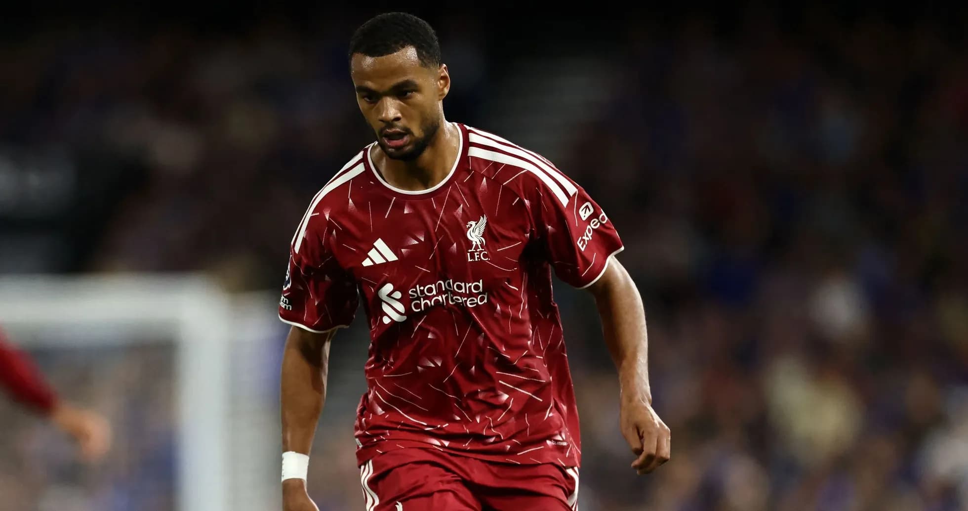 Jugador de Liverpool corriendo con balón en partido