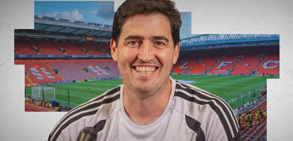 Entrenador sonriente en estadio Anfield de Liverpool