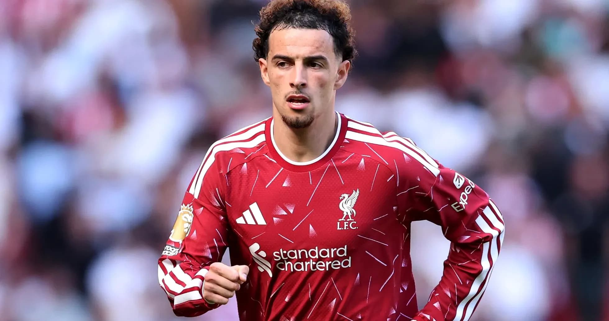 Jugador de Liverpool corriendo en el campo de juego