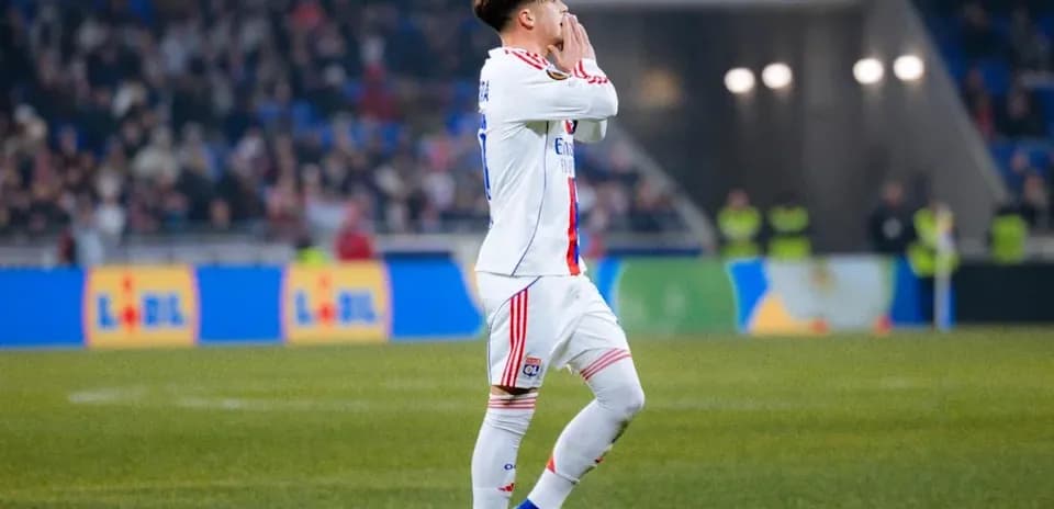 Jugador de Lyon gesticulando durante el partido