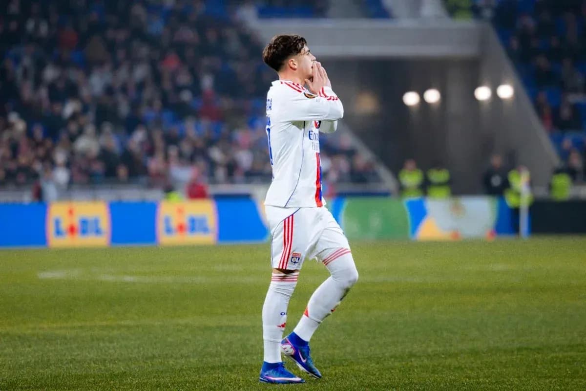Jugador de Lyon gesticulando durante el partido