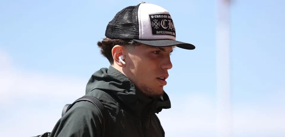 Jugador con gorra y auriculares en un evento