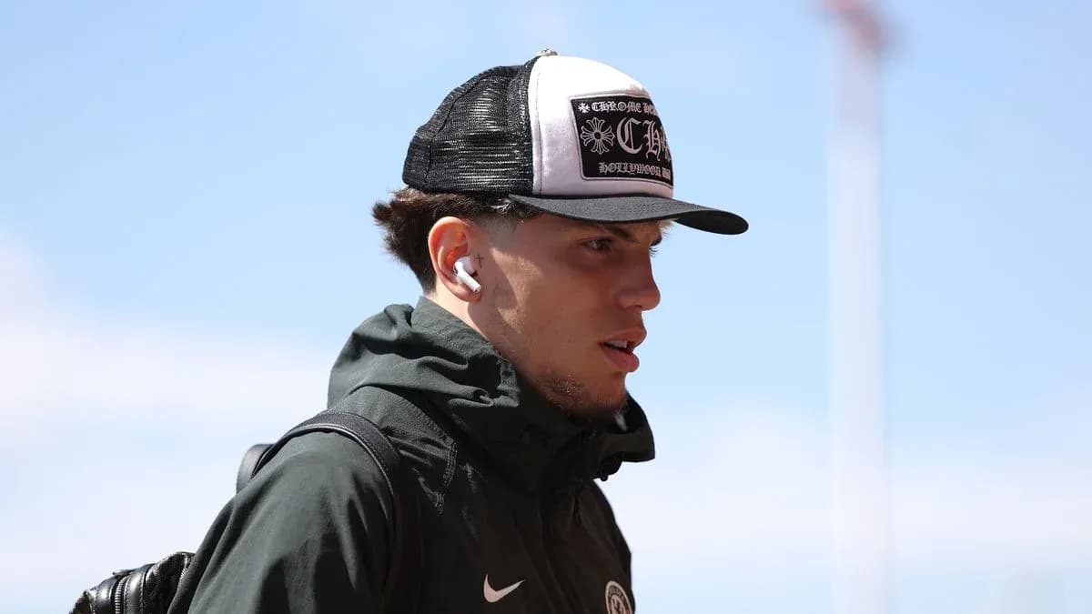 Jugador con gorra y auriculares en un evento