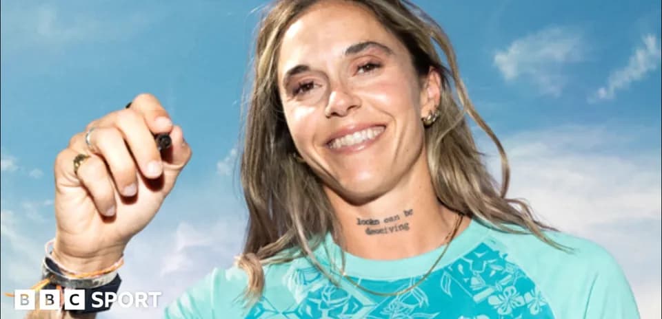 Mujer sonriendo y sosteniendo un marcador en exterior