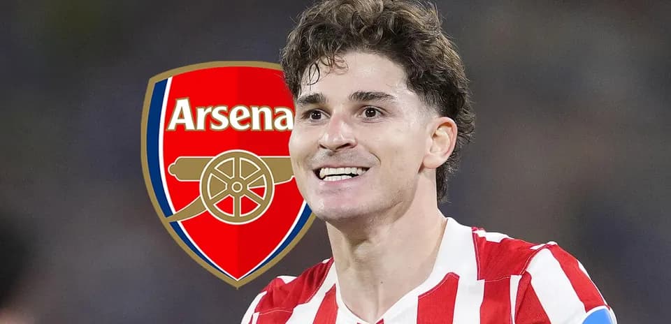 Jugador sonriendo frente al logo de Arsenal