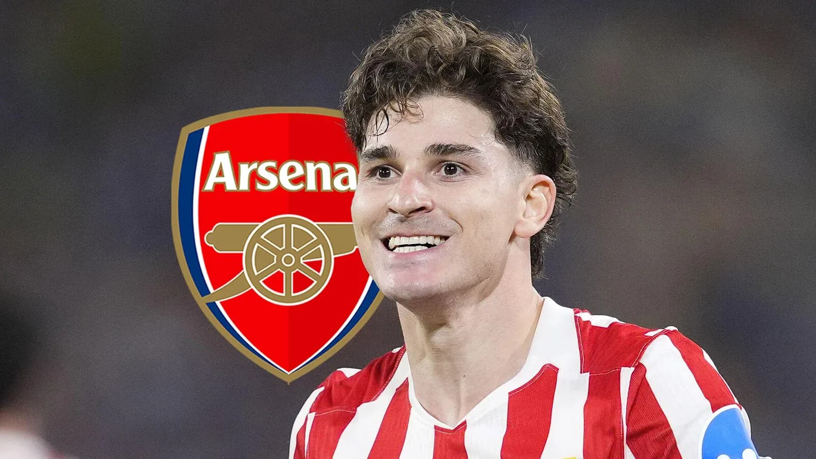 Jugador sonriendo frente al logo de Arsenal