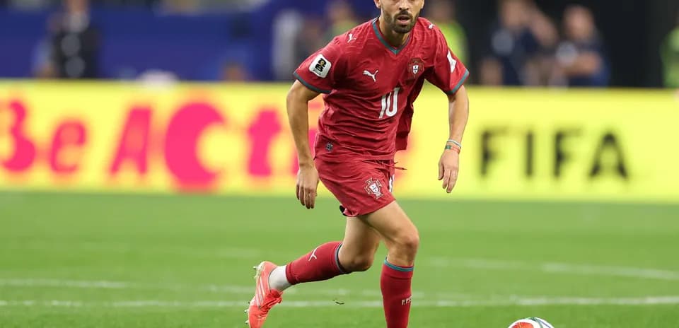 Jugador de Portugal corriendo con balón en el campo