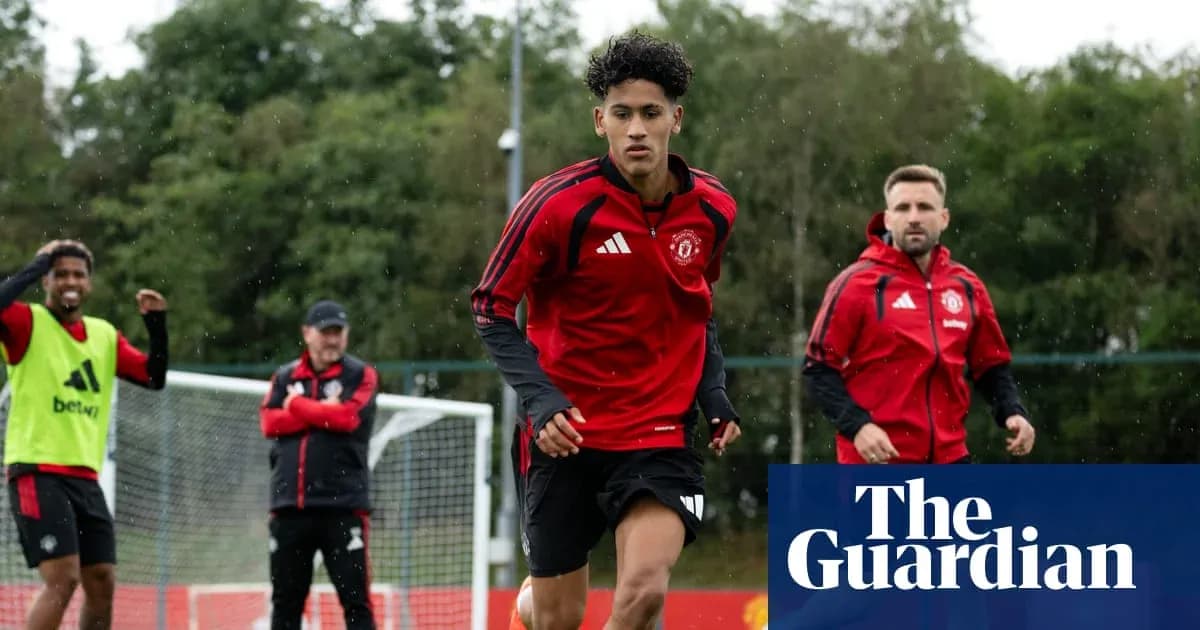 Jugador entrenando en la sesión de Manchester United