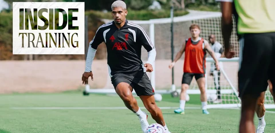 Jugador entrenando con balón en campo de fútbol