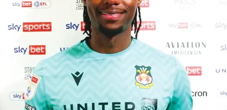 Jugador posando en camiseta de portero con patrocinadores