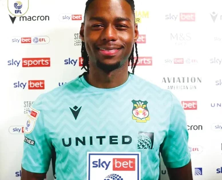 Jugador posando en camiseta de portero con patrocinadores