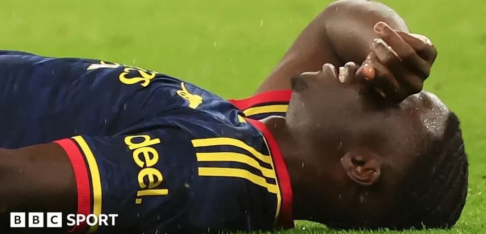 Jugador caído en el campo durante el partido