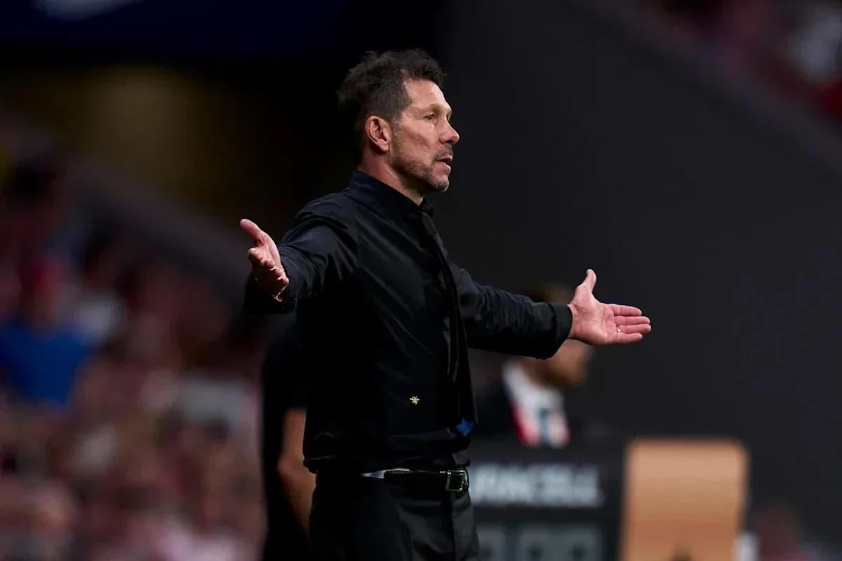Entrenador gesticulando en la línea de banda