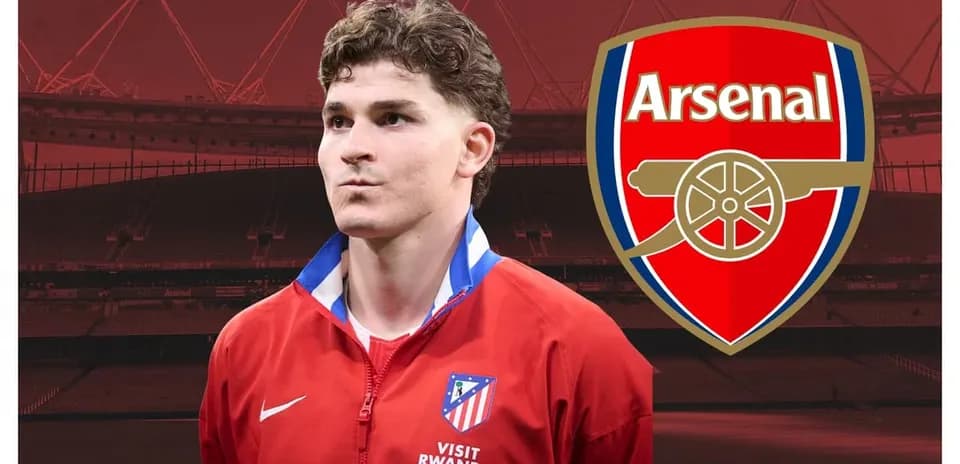 Jugador de Atlético de Madrid frente al logo de Arsenal