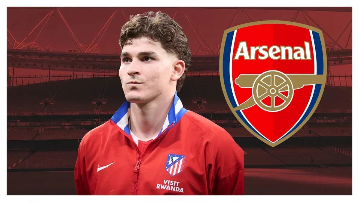 Jugador de Atlético de Madrid frente al logo de Arsenal