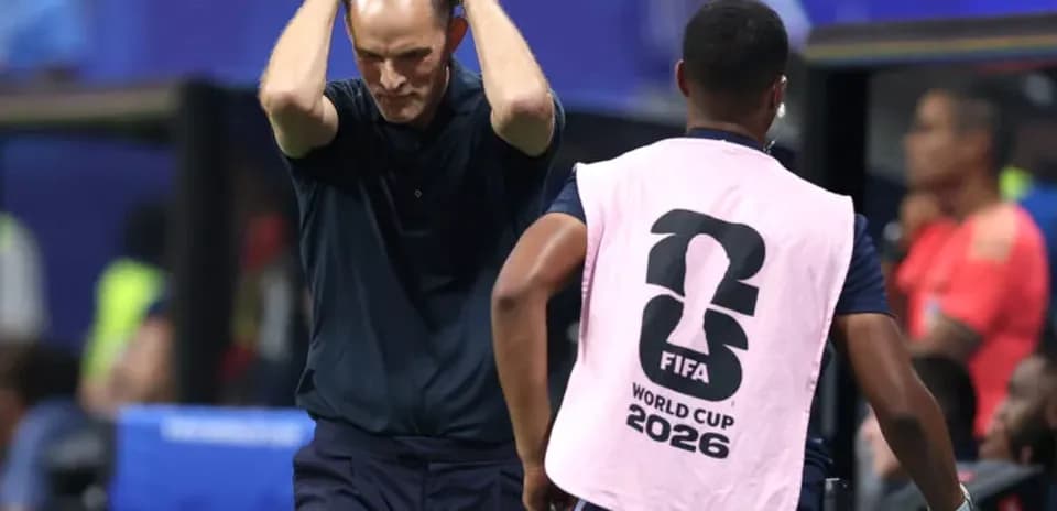 Entrenador preocupado durante un partido de fútbol