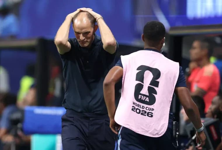 Entrenador preocupado durante un partido de fútbol