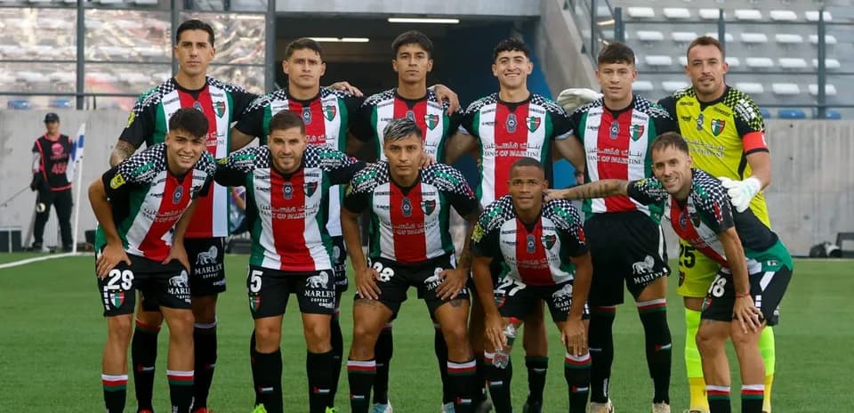 Equipo de Palestino posando en el campo