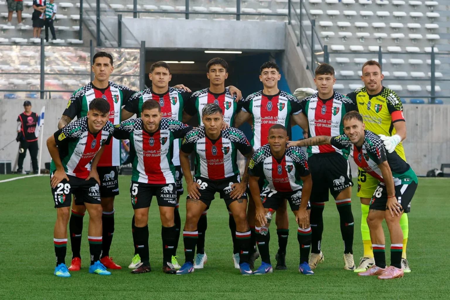 Equipo de Palestino posando en el campo