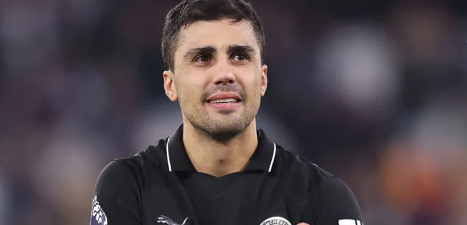 Jugador de pie en camiseta negra, mirando hacia adelante
