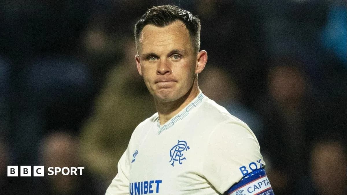 Jugador de Rangers con cinta de capitán en el campo