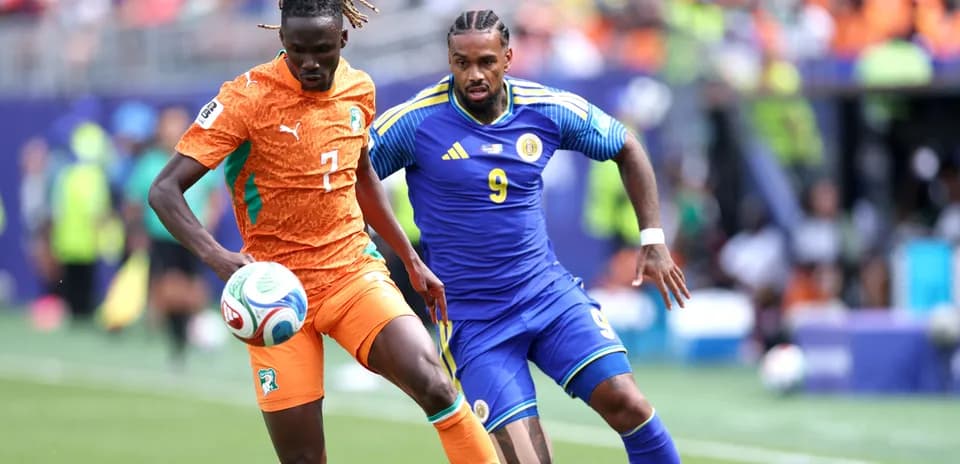 Jugador de Costa de Marfil persiguiendo el balón en partido