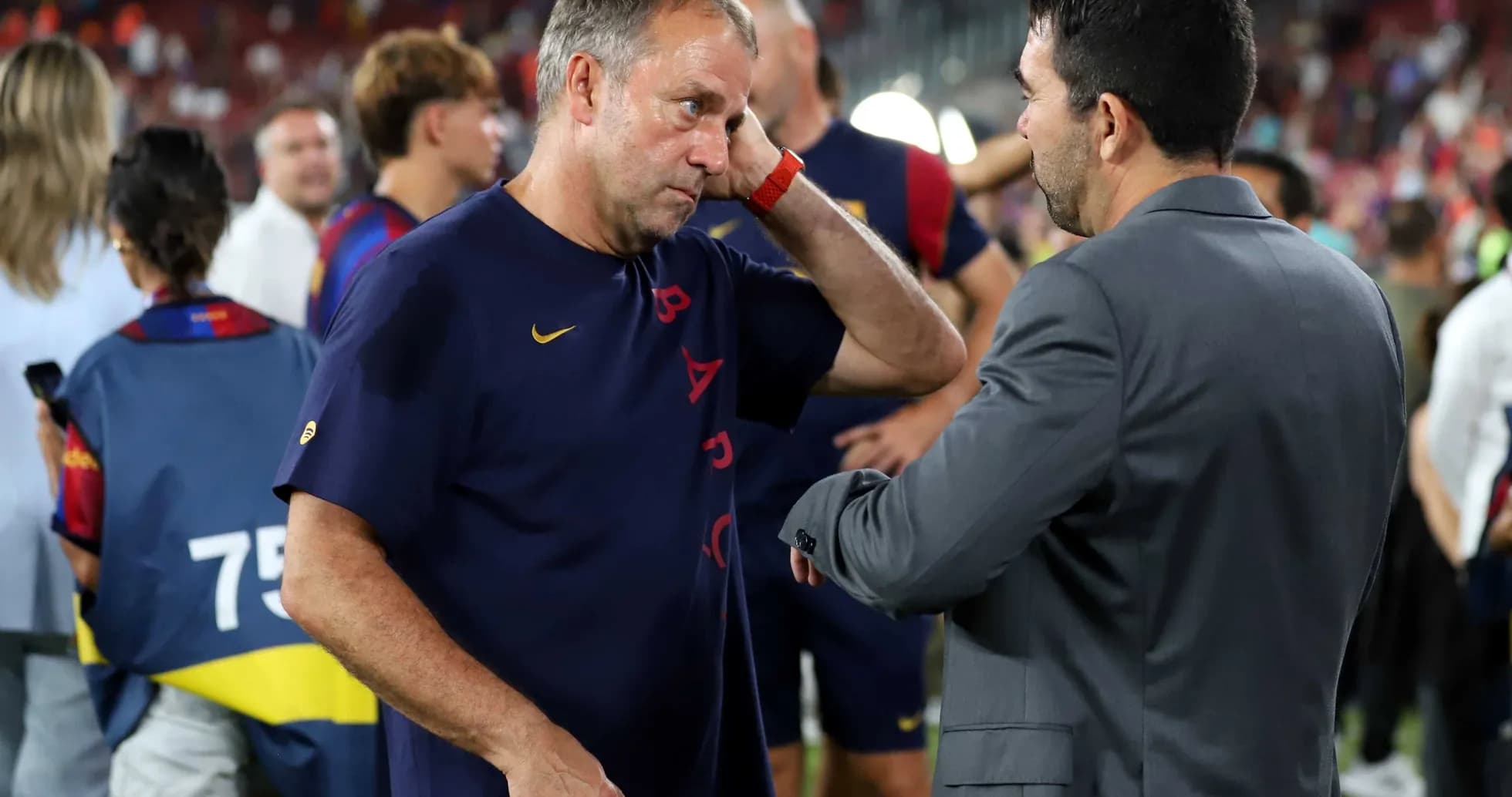 Entrenador y asistente conversando en el campo