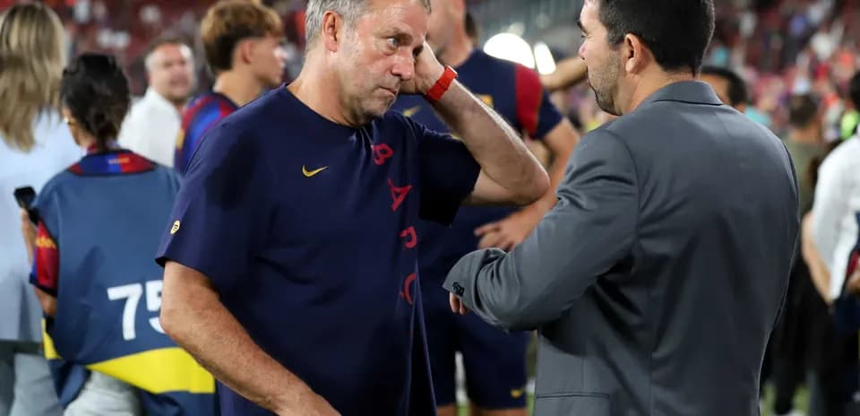 Entrenador y asistente conversando en el campo
