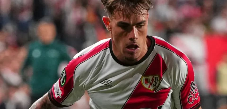 Jugador de Rayo Vallecano en acción durante partido