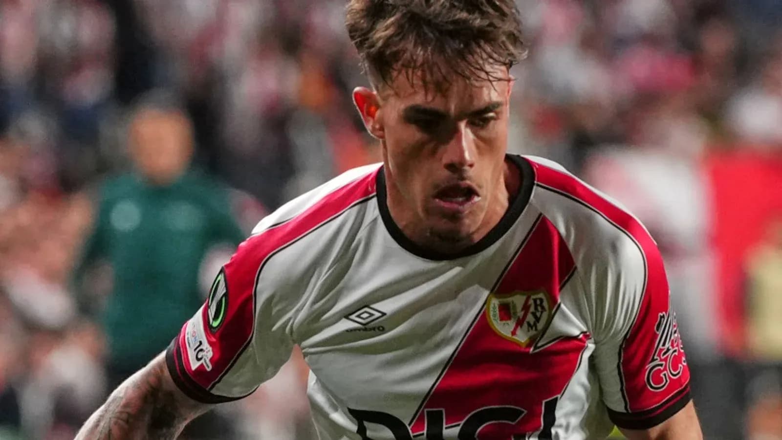 Jugador de Rayo Vallecano en acción durante partido