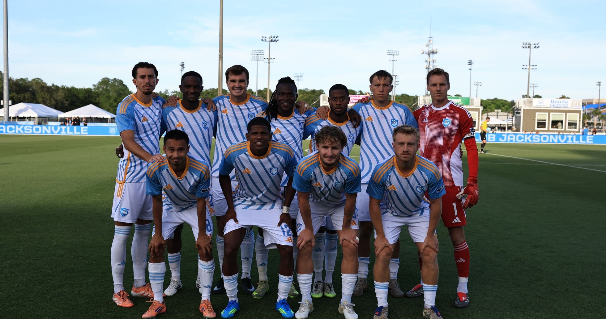 Equipo de Sporting JAX posando en el campo