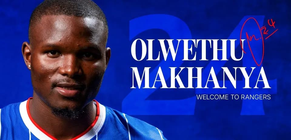 Jugador Olwethu Makhanya posando con camiseta de Rangers