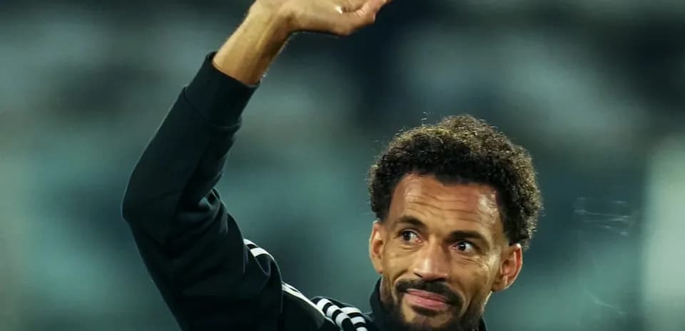 Jugador saludando al público durante el partido