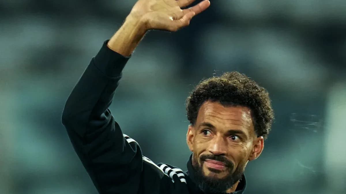 Jugador saludando al público durante el partido