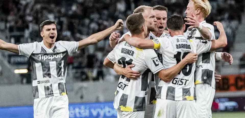 Jugadores celebrando un gol en partido