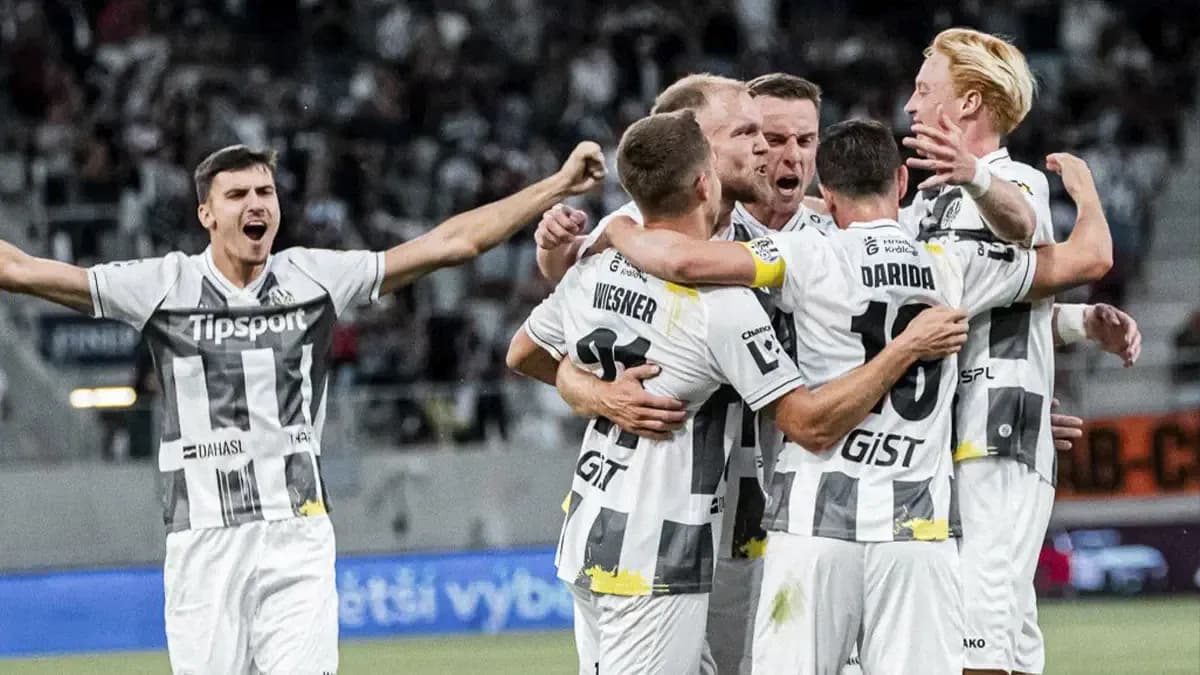 Jugadores celebrando un gol en partido