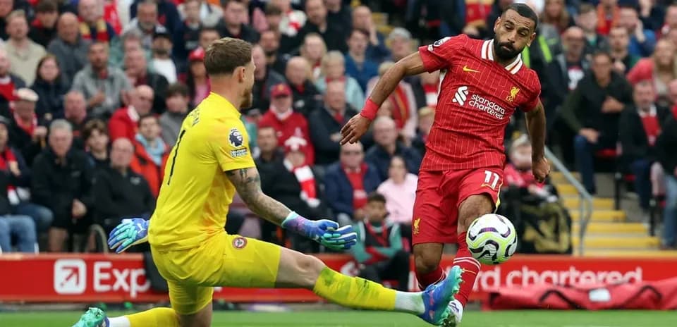 Jugador de Liverpool intentando anotar un gol