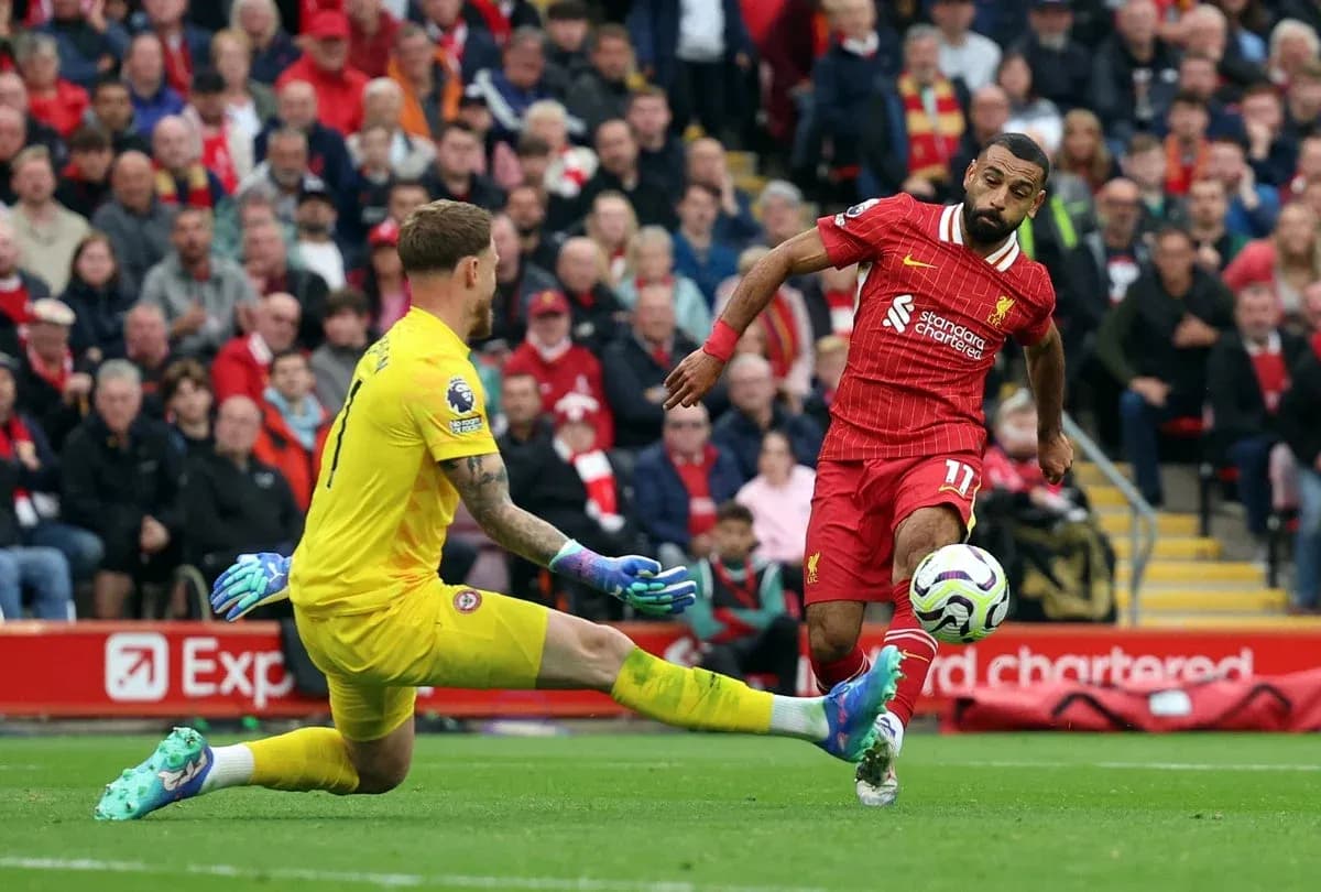 Jugador de Liverpool intentando anotar un gol