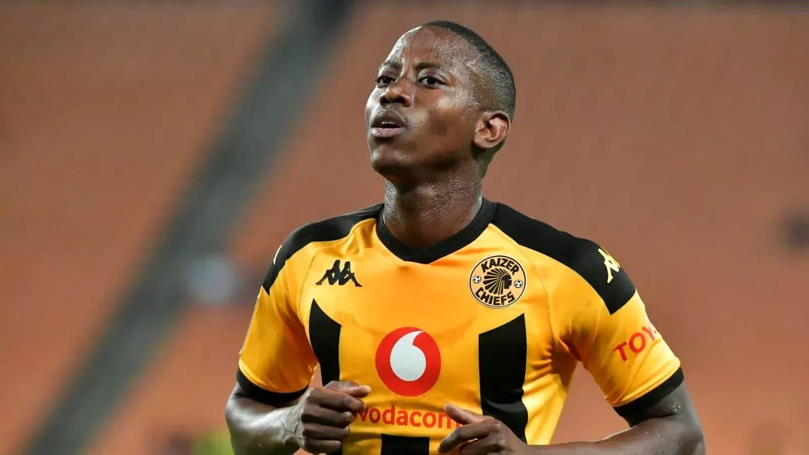 Jugador de Kaizer Chiefs en acción durante un partido
