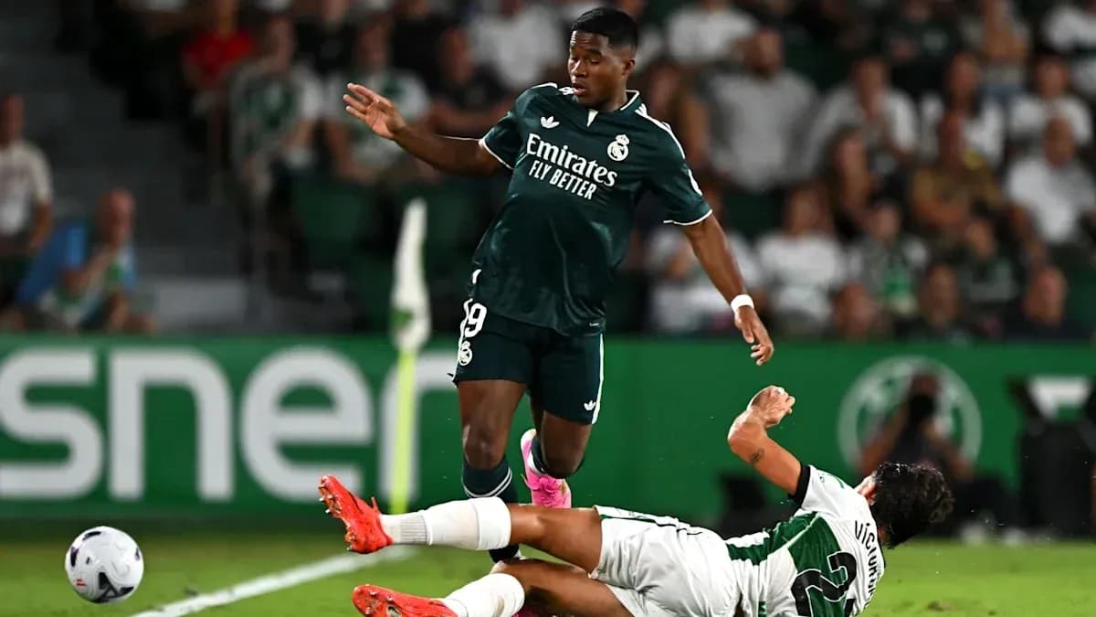 Jugador de Real Madrid cae tras una falta