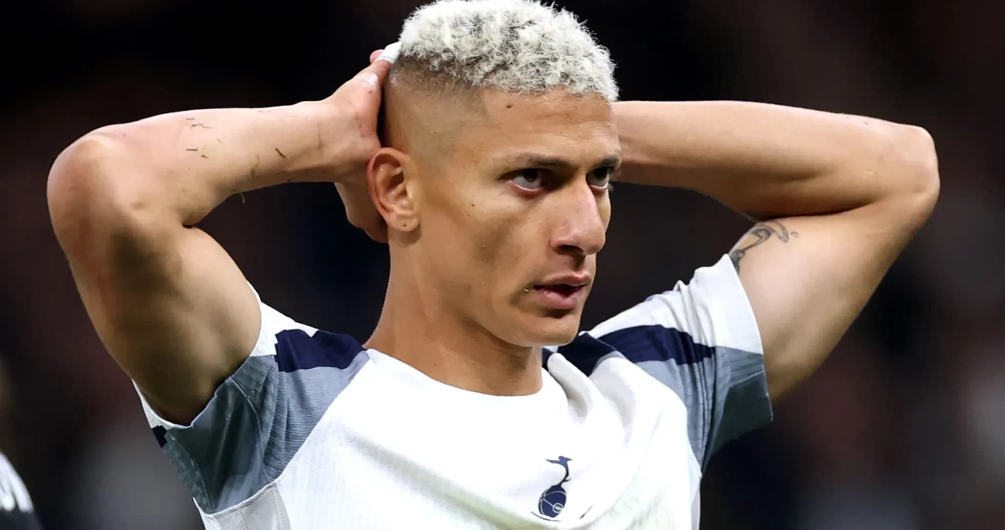 Jugador con camiseta de Tottenham en acción durante partido
