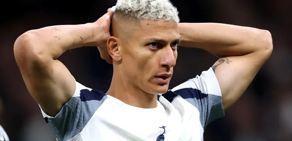 Jugador con camiseta de Tottenham en acción durante partido
