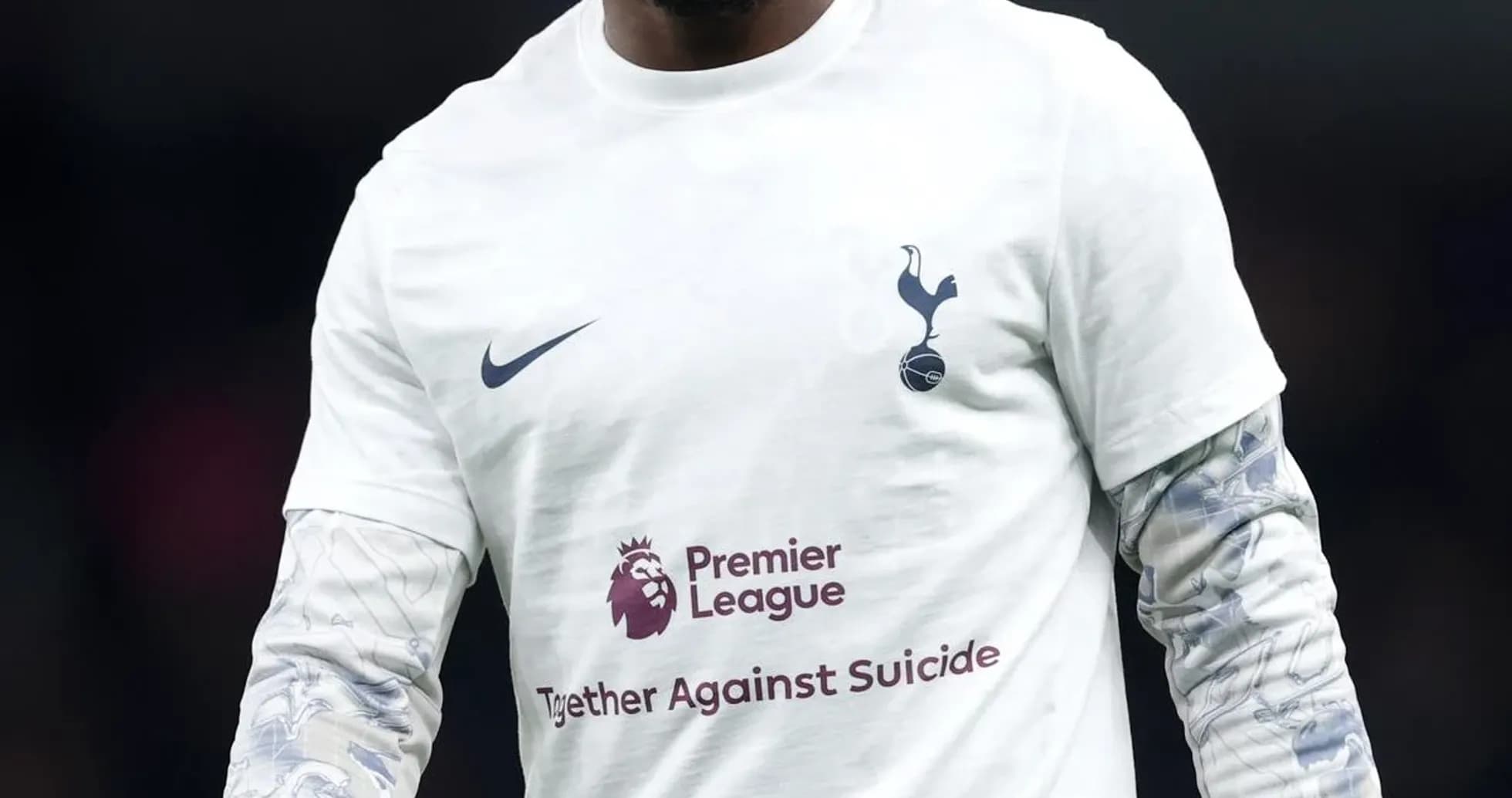Jugador de Tottenham con camiseta de calentamiento
