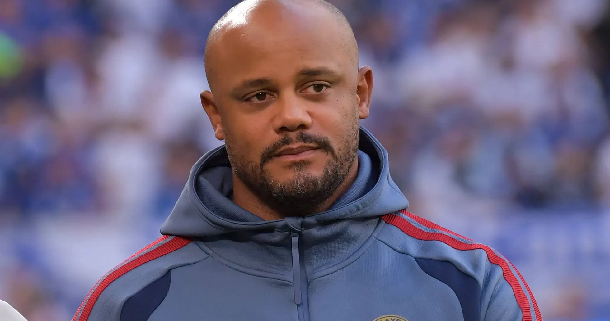 Entrenador de fútbol con sudadera en el campo