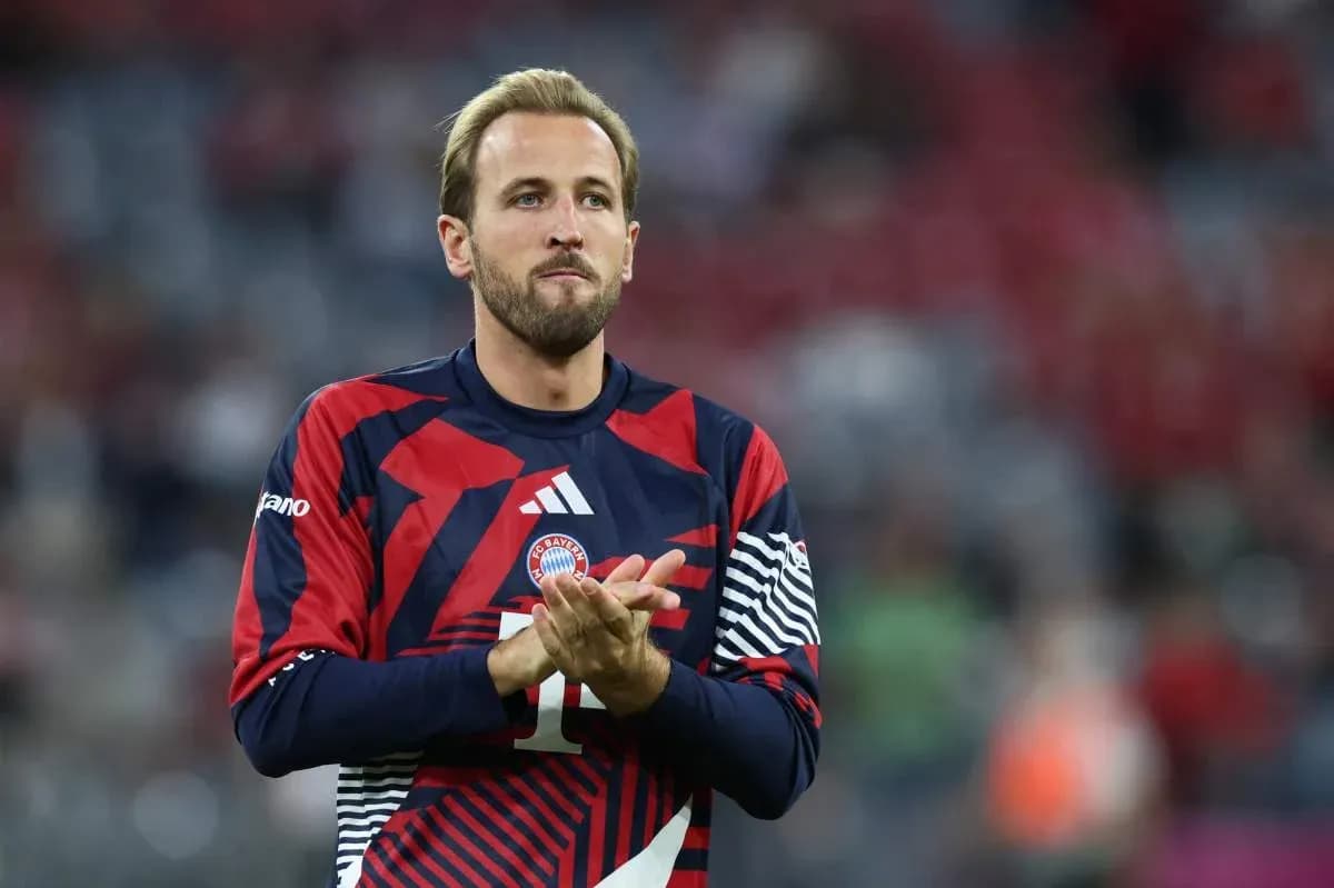 Jugador de Bayern Múnich aplaudiendo en el campo